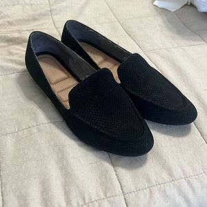 Women’s black flats